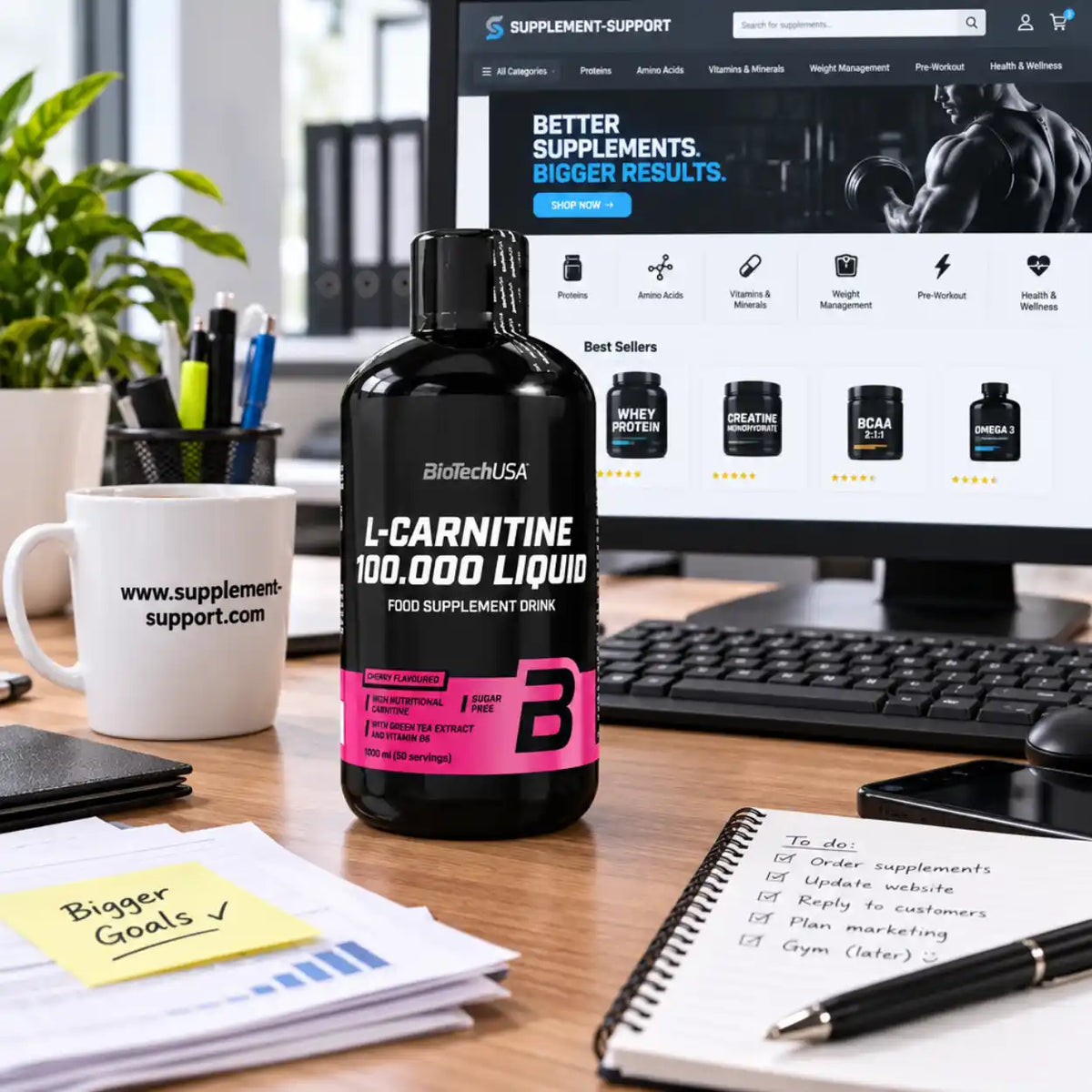 BioTech USA L-Carnitine 100.000 Liquid Nahrungsergänzung auf einem Schreibtisch vor einem Monitor