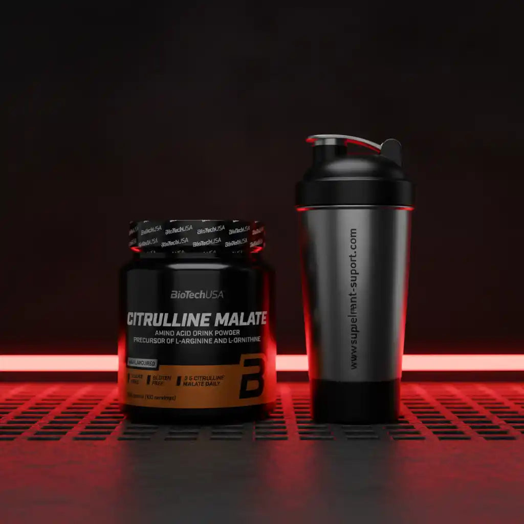 BioTechUSA Citrulline Malate Aminosäurenpulver neben Shaker mit rotem Licht, ideal für Sportler und Fitness