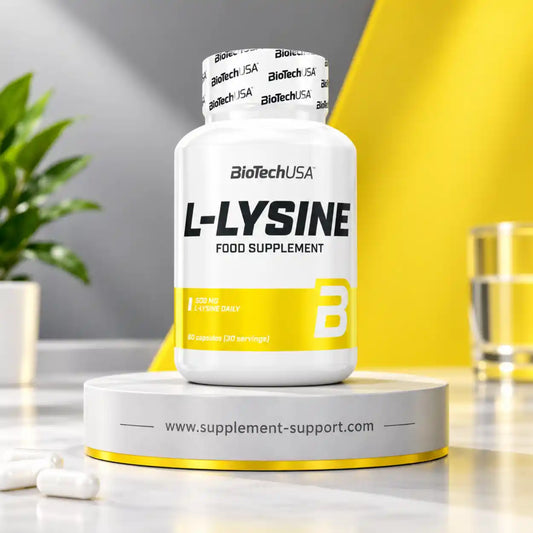 BioTech USA L-Lysine Nahrungsergänzungskapseln auf einem weißen Podest vor gelbem Hintergrund