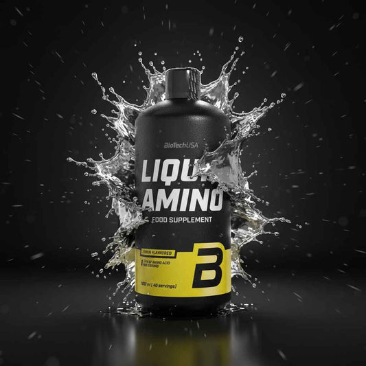 BioTechUSA Liquid Amino Nahrungsergänzungsmittel mit Wasserspritzern auf dunklem Hintergrund