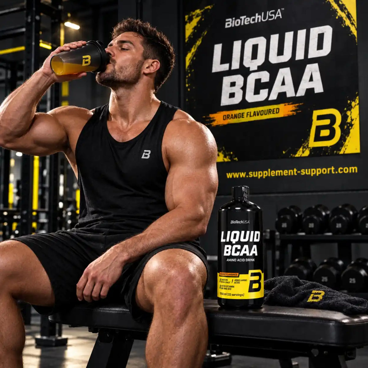 Muskulöser Mann trinkt BioTech USA Liquid BCAA im Fitnessstudio.