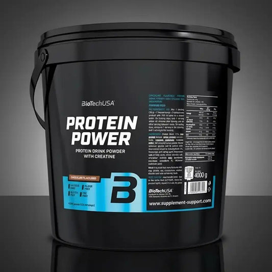 BioTechUSA Protein Power Eiweißpulver mit Kreatin in einem schwarzen Eimer
