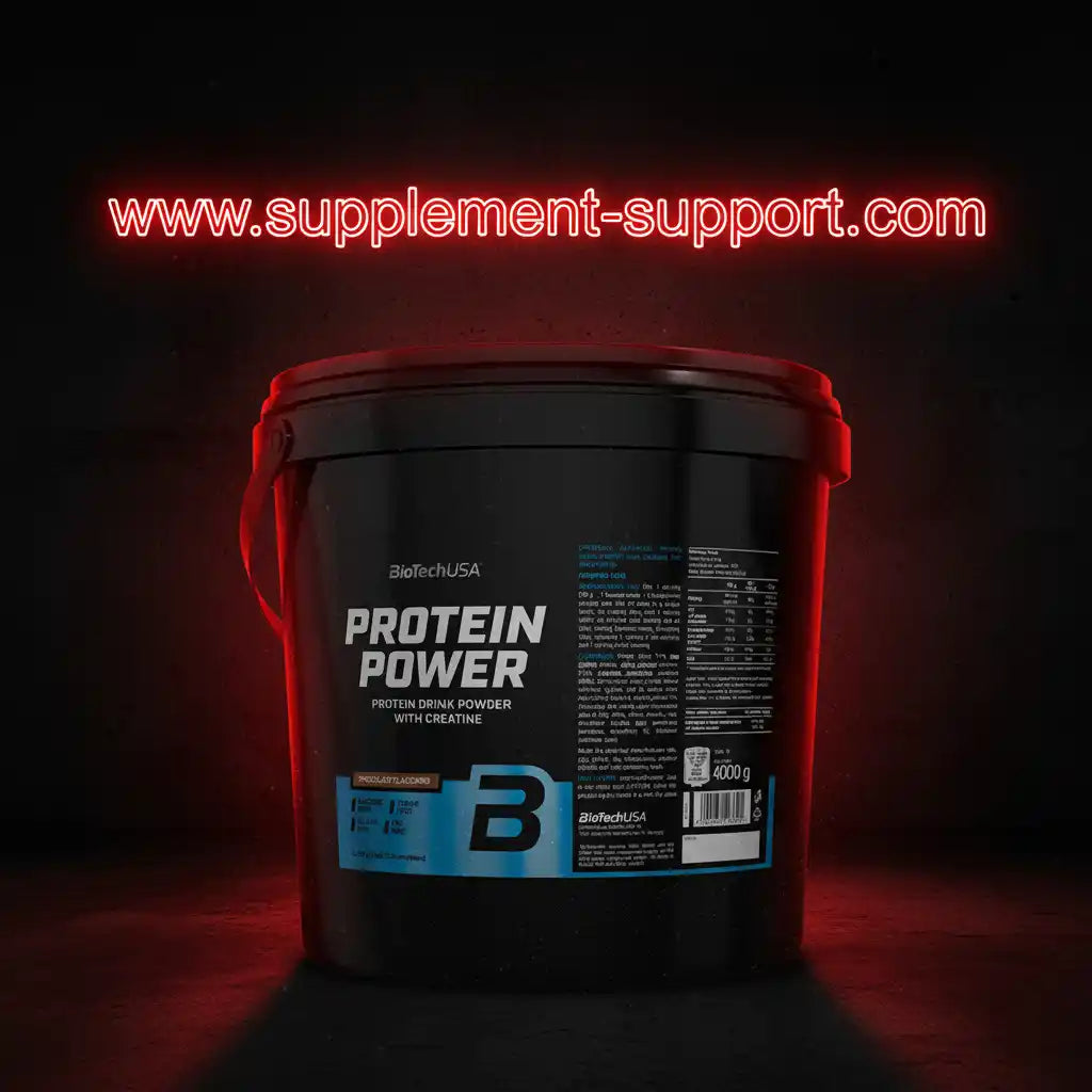 BiotechUSA Protein Power Proteinpulver mit Kreatin in einem schwarzen Eimer.