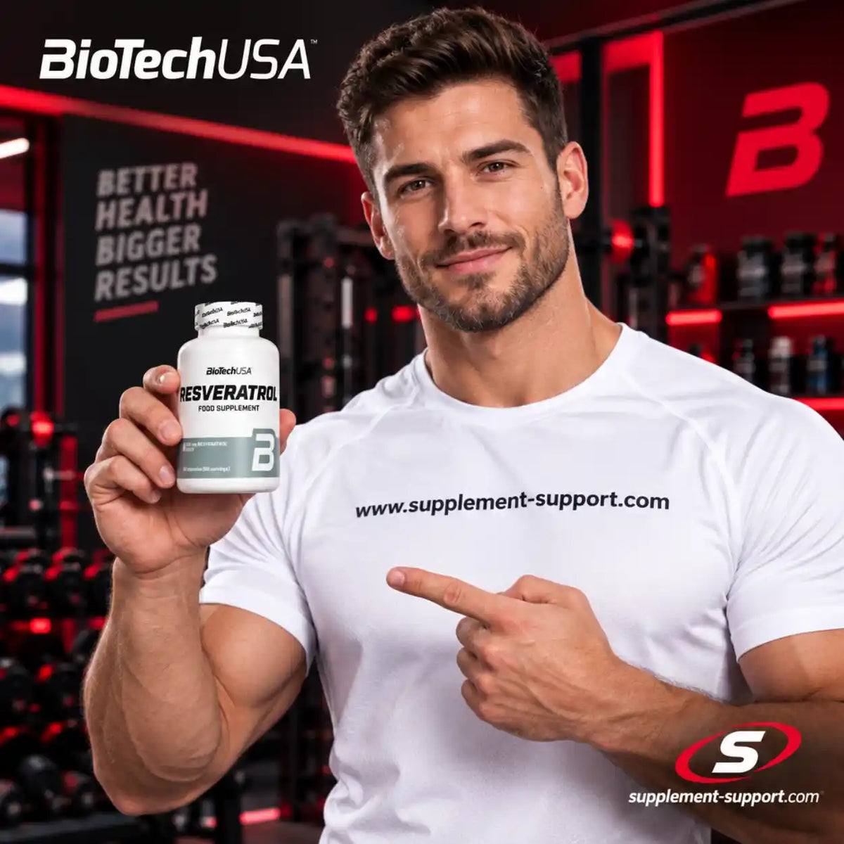 Muskulöser Mann hält eine Dose BioTech USA Resveratrol Nahrungsergänzungsmittel im Fitnessstudio.