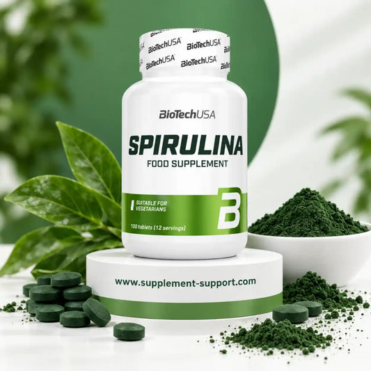 BioTech USA Spirulina Nahrungsergänzungsmittel als Tabletten und Pulver mit grünen Blättern