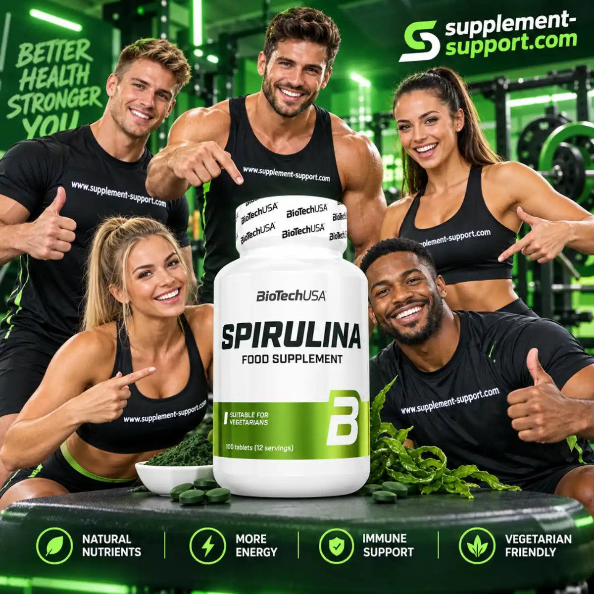 BioTech USA Spirulina Nahrungsergänzung mit vier lächelnden Sportlern im Fitnessstudio.