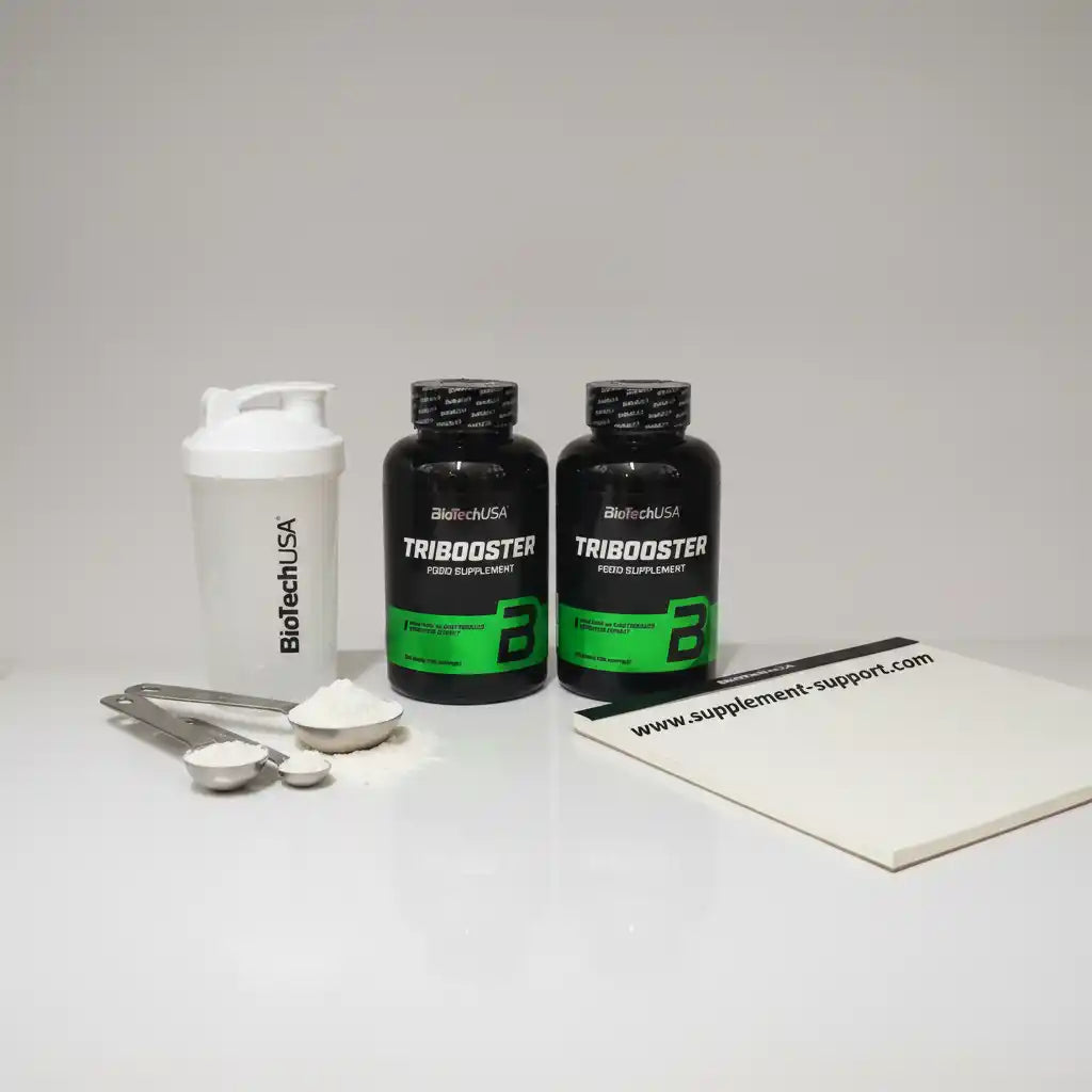 Zwei Dosen BioTechUSA Tribooster mit Shaker und Proteinpulver auf weißem Hintergrund
