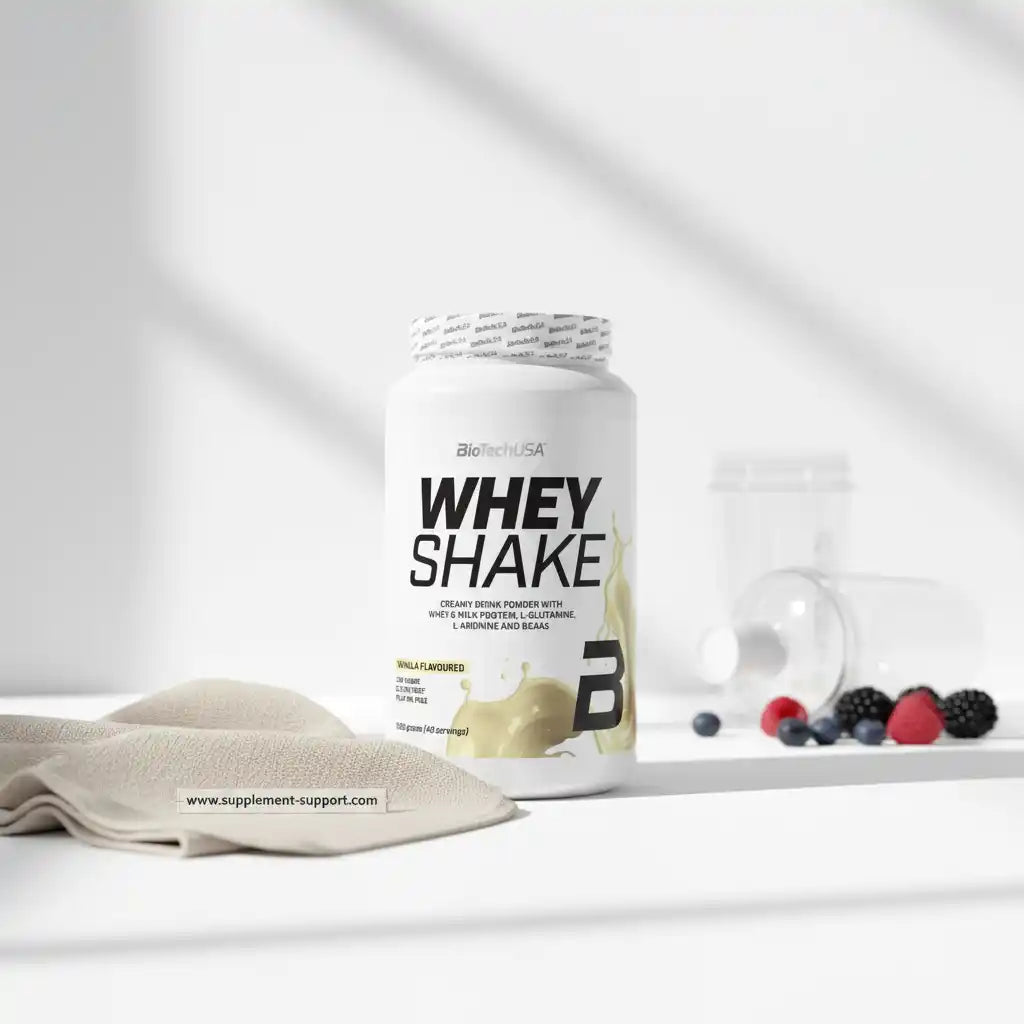 BioTechUSA Whey Shake Vanille – Proteinpulver für Sportler mit Beeren & Shaker