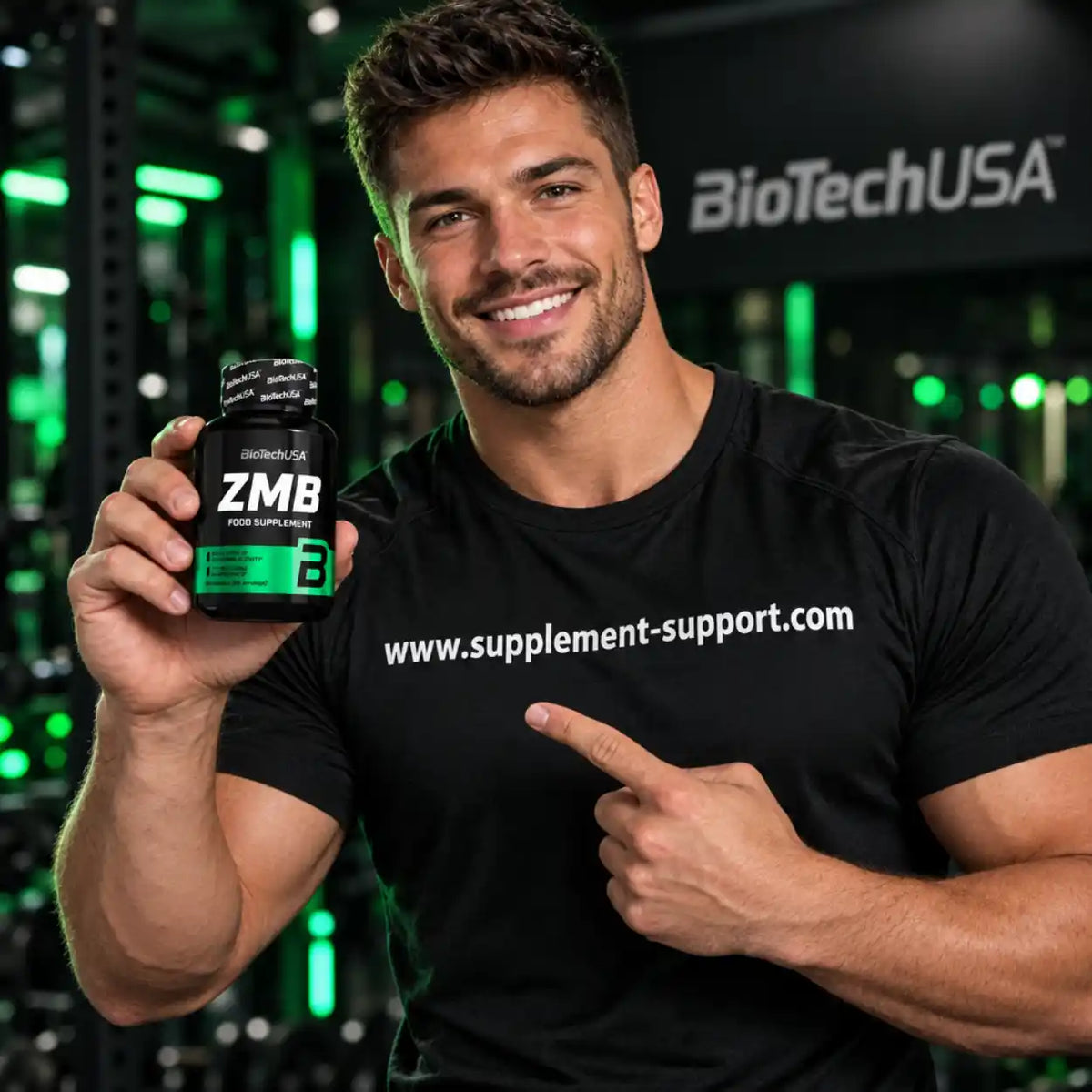 Muskulöser Mann hält eine Dose BioTech USA ZMB Nahrungsergänzungsmittel im Fitnessstudio.