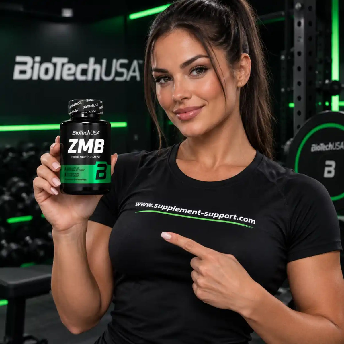 Frau im Fitnessstudio hält eine Dose BioTech USA ZMB Nahrungsergänzungsmittel.