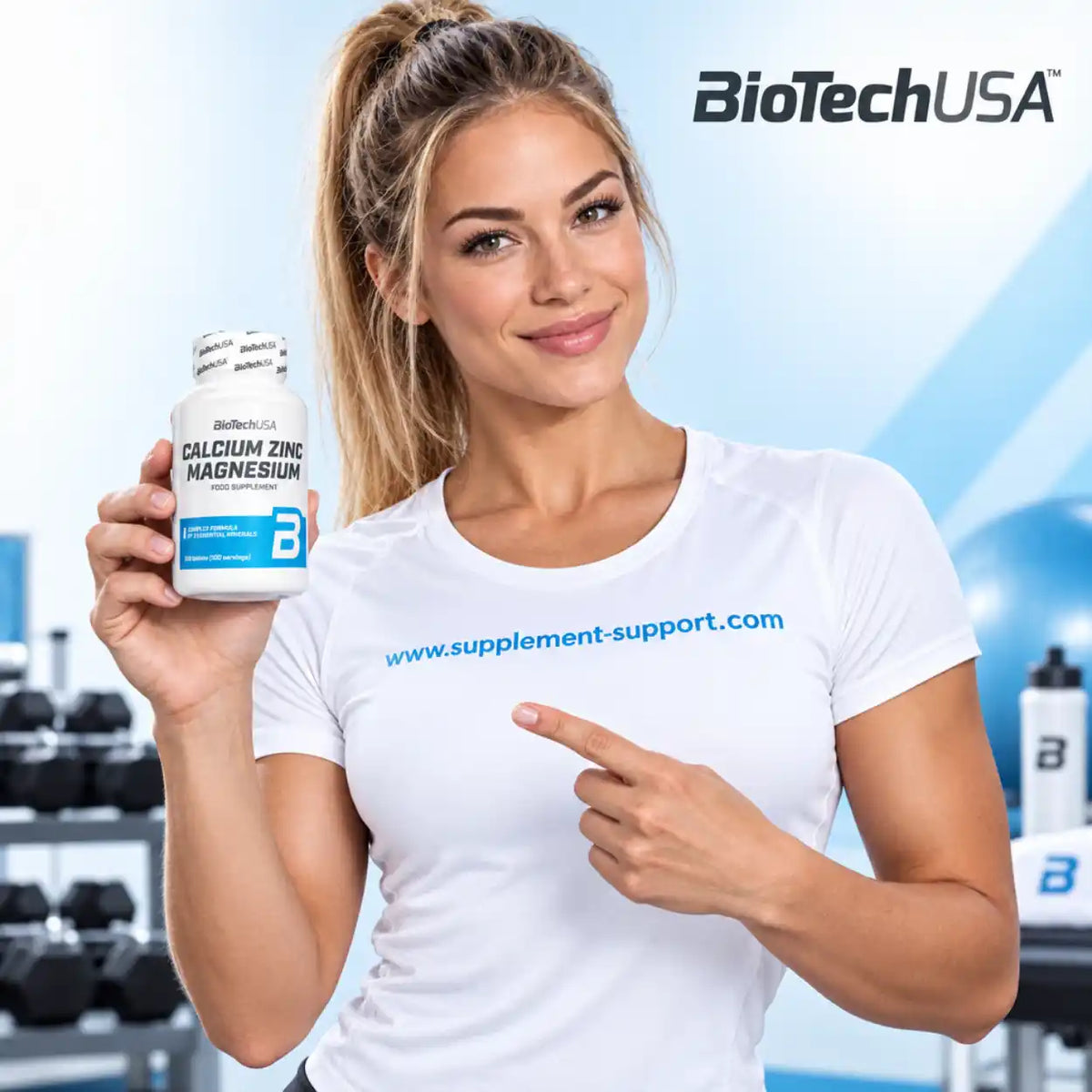 Frau hält BioTech USA Calcium Zinc Magnesium Nahrungsergänzungsmittel im Fitnessstudio.