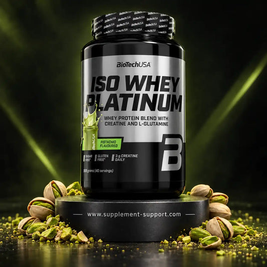 BioTech USA Iso Whey Platinum Proteinpulver Pistazie 908g auf schwarzem Hintergrund