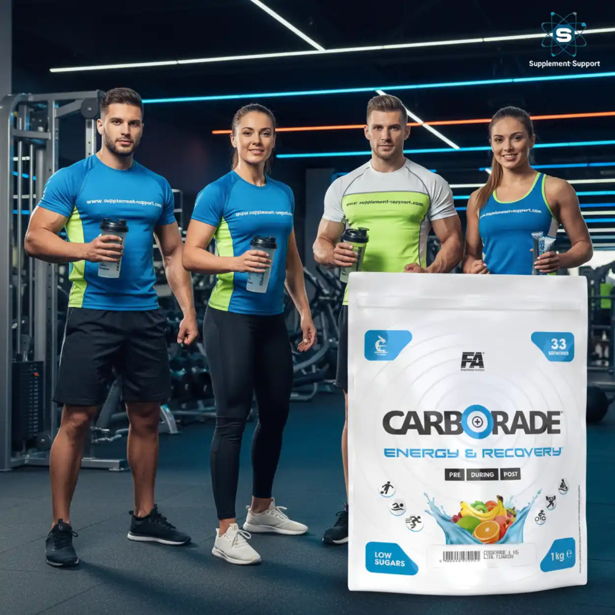 FA Nutrition CARBORADE Kohlenhydrat Pulver zur Energiezufuhr vor vier Sportlern im Fitnessstudio