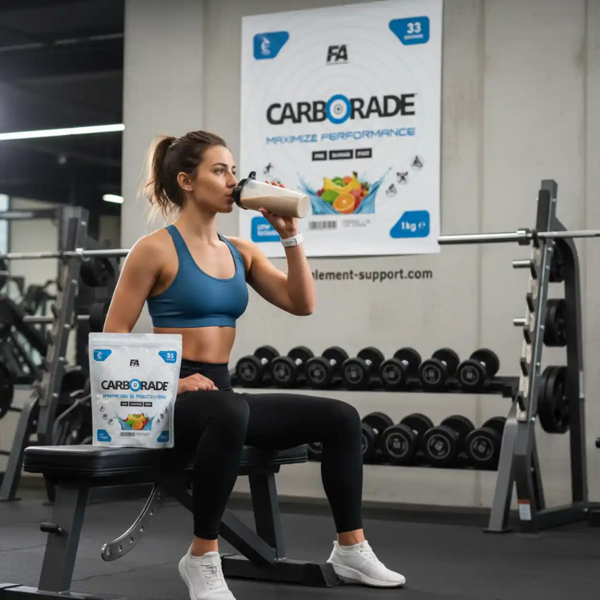Frau im Fitnessstudio trinkt FA Nutrition Carborade Kohlenhydrat Pulver aus einem Shaker.