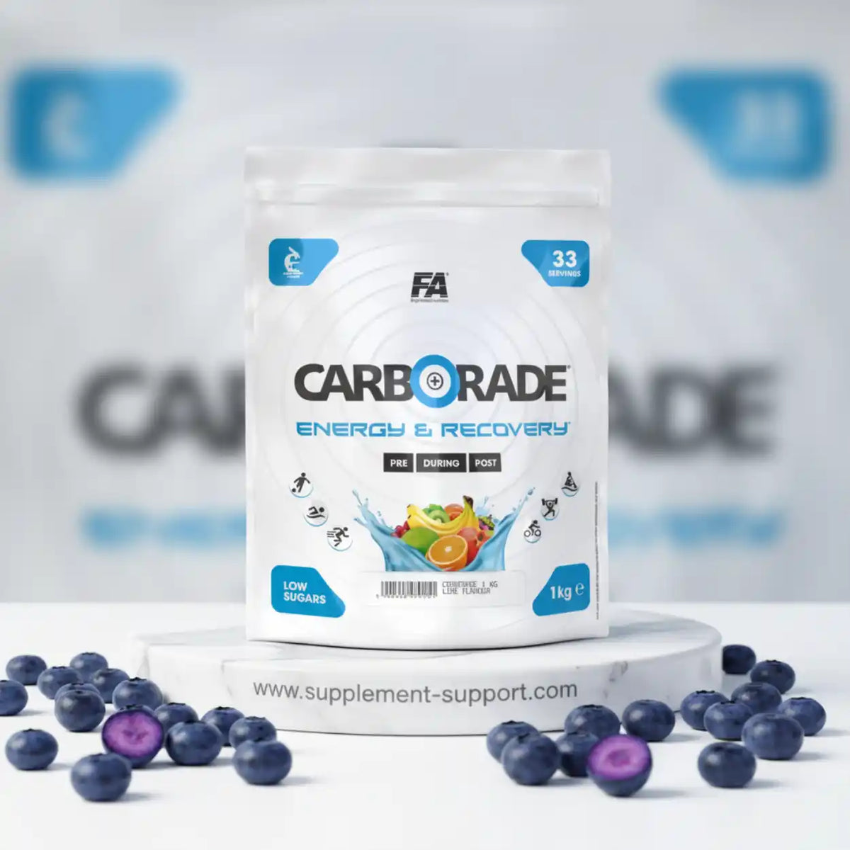 FA Nutrition CARBORADE Kohlenhydrat Pulver 1kg Beutel mit Blaubeeren auf weißem Hintergrund