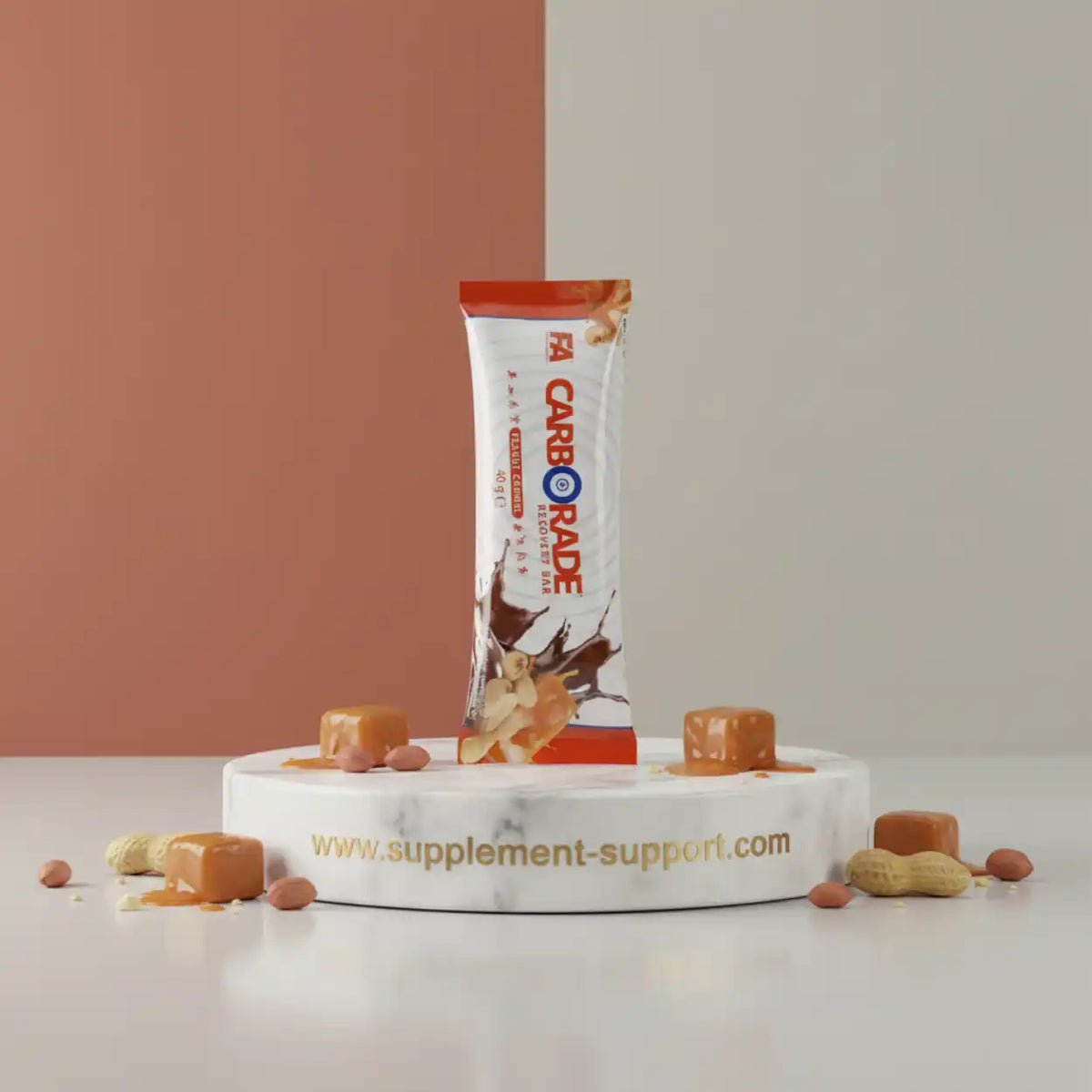 FA Nutrition Carborade Recovery Bar auf Marmoruntergrund mit Karamell und Erdnüssen