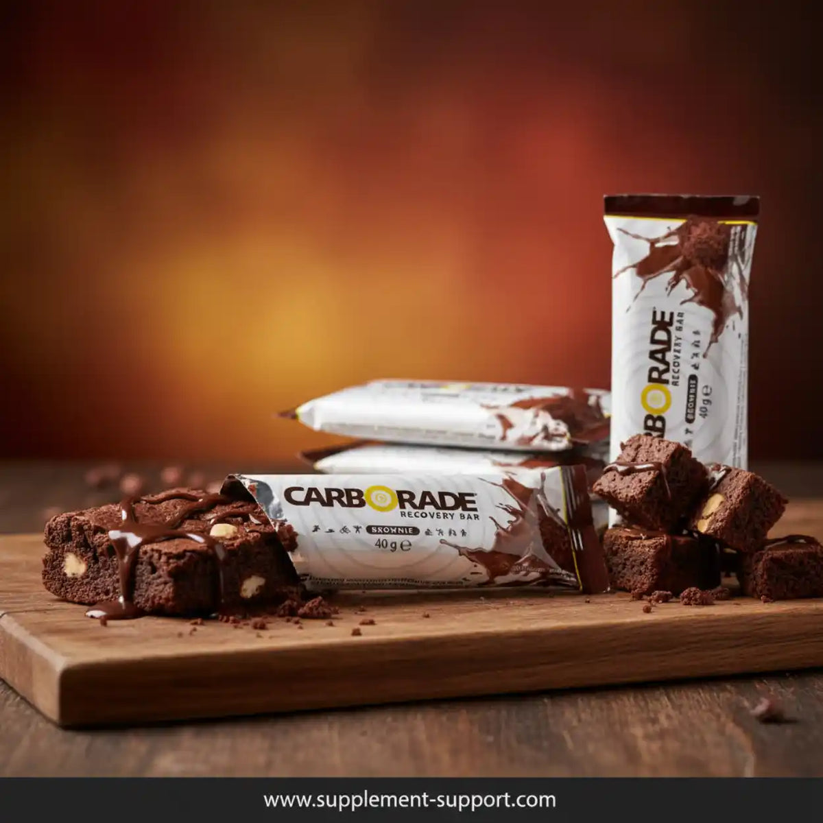 FA Nutrition Carborade Recovery Bar Brownie-Riegel mit Schokoladenguss auf Holzbrett