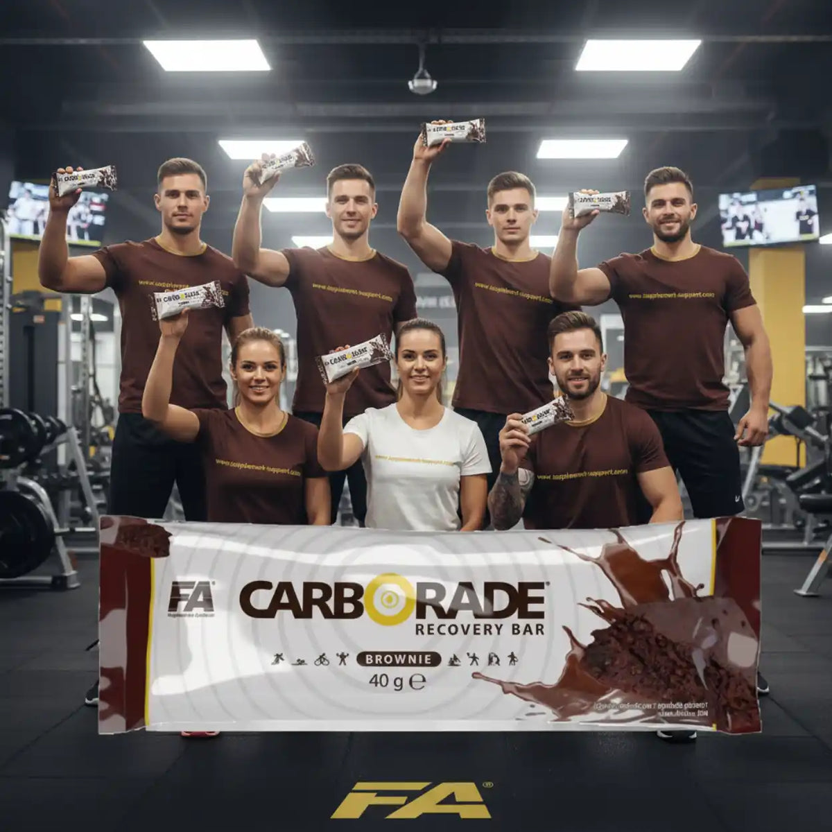 Gruppe von Sportlern im Fitnessstudio mit FA Nutrition Carborade Recovery Bars.