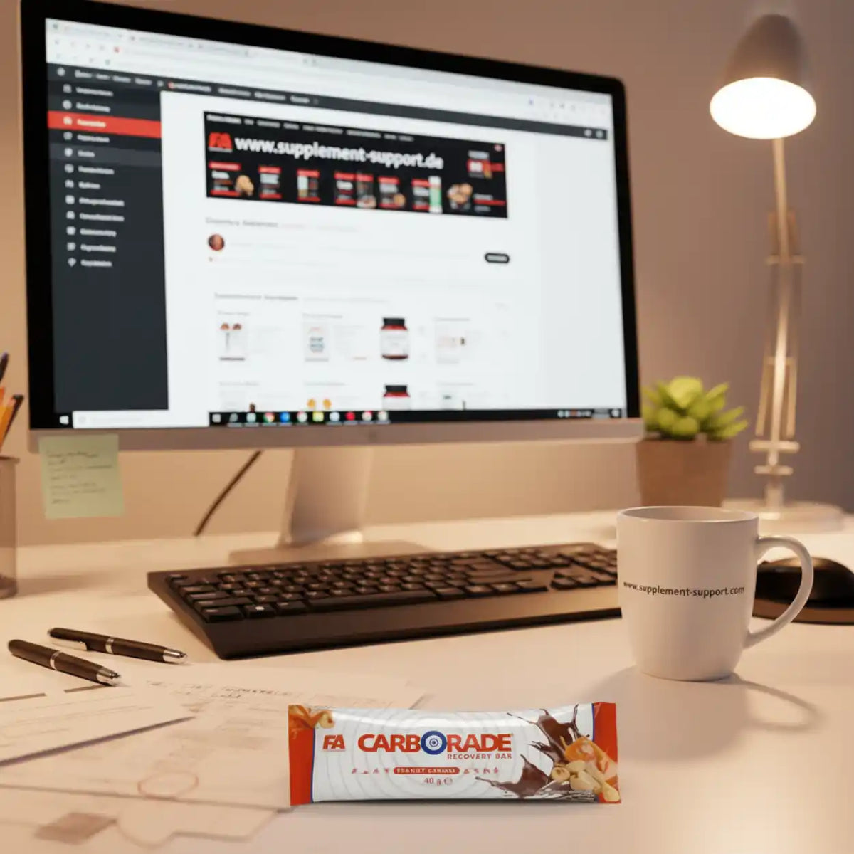 FA Nutrition Carborade Recovery Bar auf einem Schreibtisch vor einem Monitor.