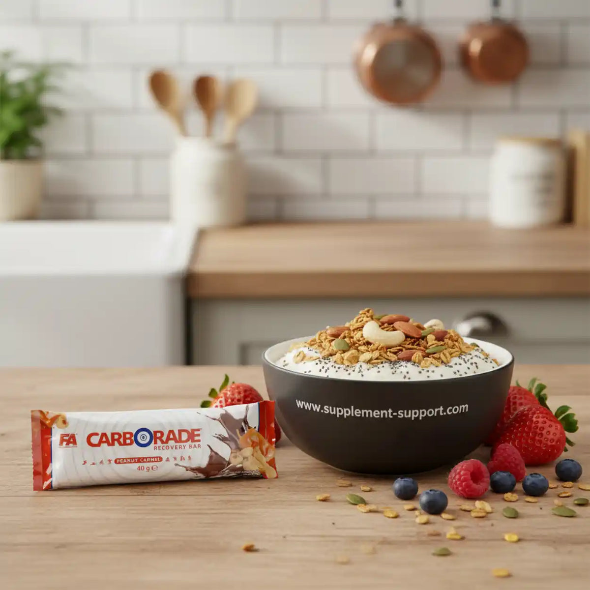 FA Nutrition Carborade Recovery Bar neben einer Bowl mit Quark, Müsli und Beeren.