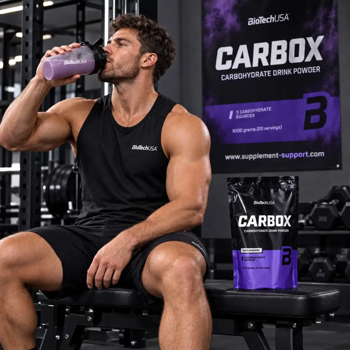 Muskulöser Mann im Fitnessstudio mit BioTech USA CARBOX Kohlenhydrat-Drinkpulver.