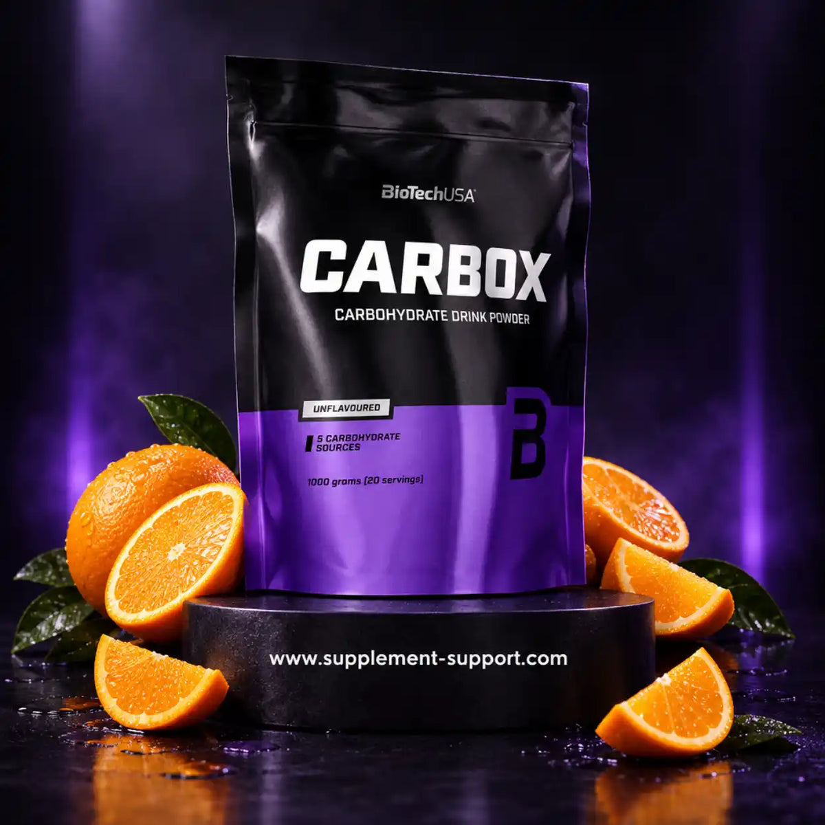 BioTech USA CARBOX Kohlenhydrat-Pulver Beutel mit Orangenscheiben auf dunklem Hintergrund.