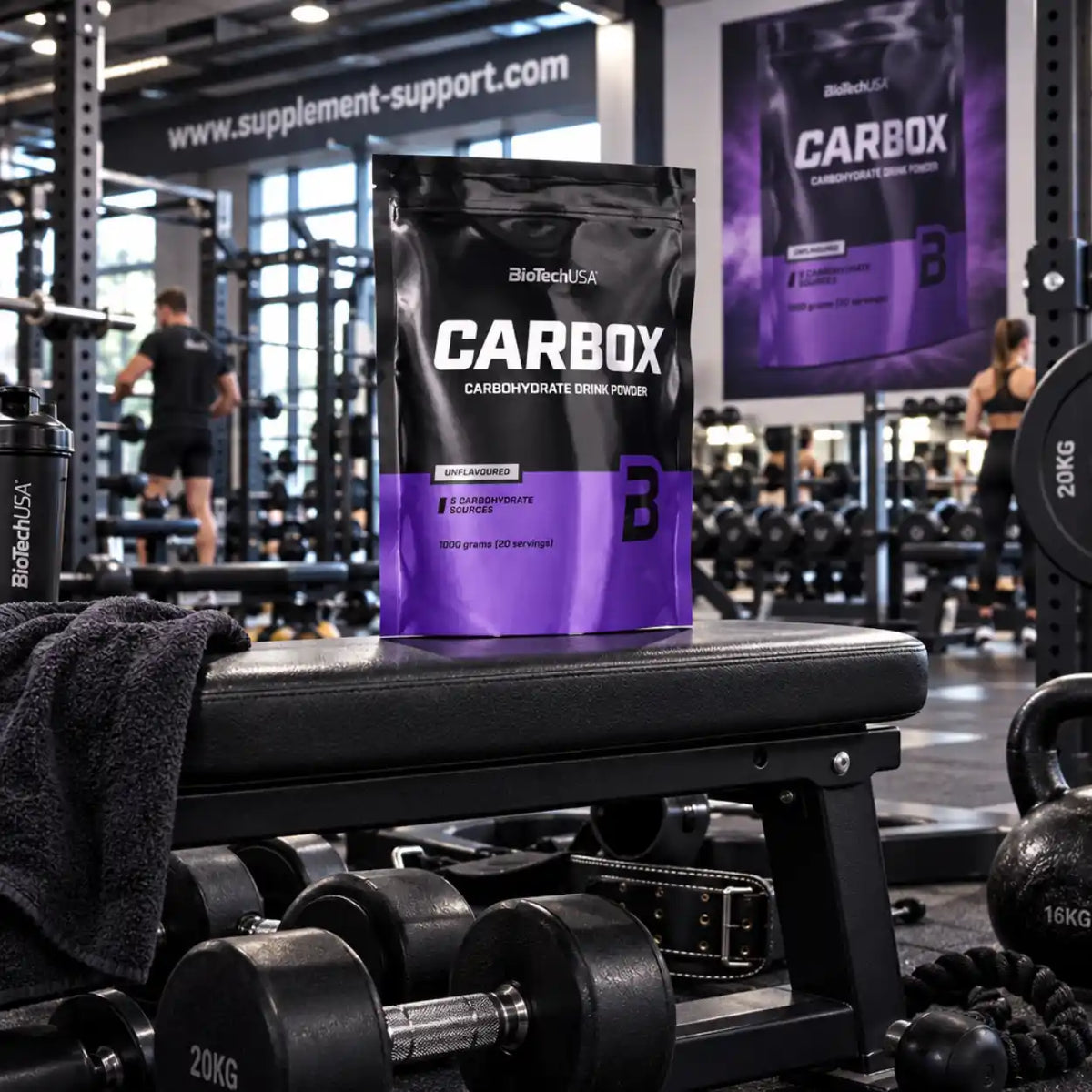 BioTech USA CARBOX Kohlenhydrat-Drink-Pulver auf einer Hantelbank im Fitnessstudio