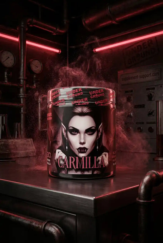 Undergrund Labs Carmilla Pump Booster Dose in einer düsteren, rot beleuchteten Industrieumgebung.