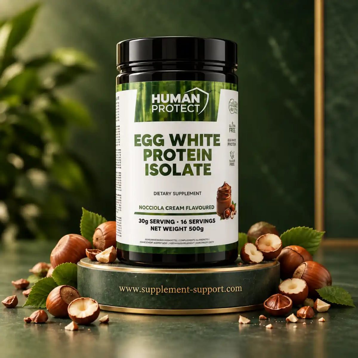 Human Protect Eiprotein Isolat in Haselnusscreme-Geschmack mit Haselnüssen auf grünem Sockel.