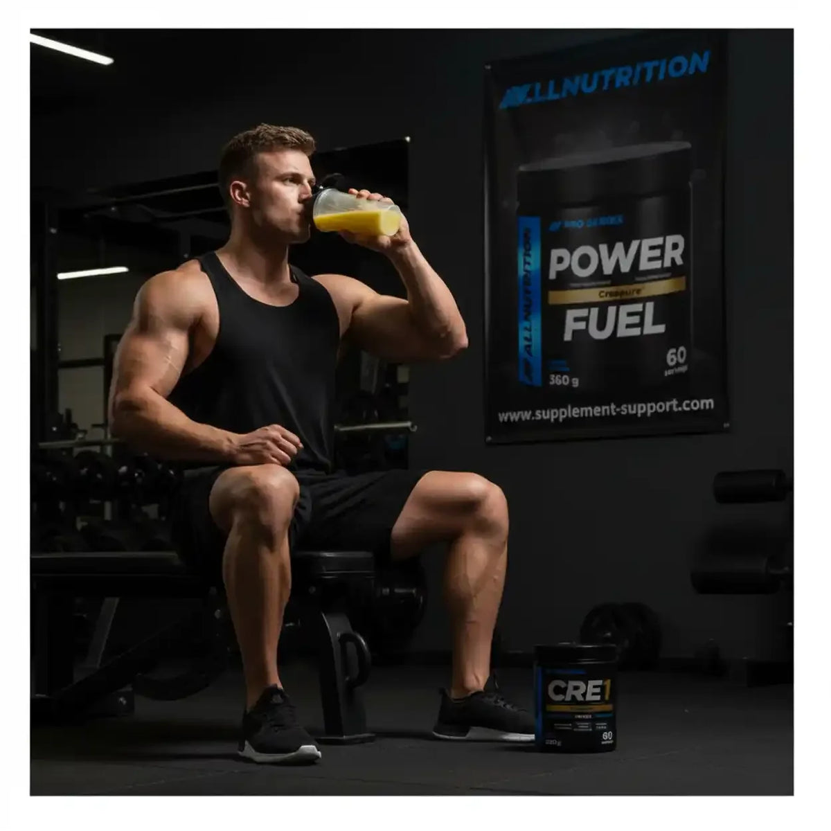 Muskulöser Mann trinkt aus einem Shaker neben All Nutrition CRE1 Creapure im Fitnessstudio.