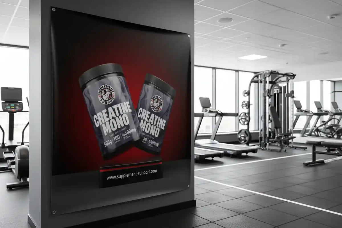 Werbebanner für Creatine Mono Sportnahrung in einem modernen Fitnessstudio.