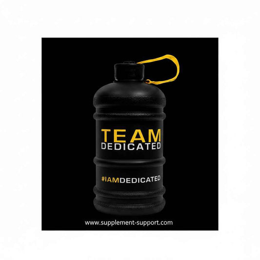 Schwarze Trinkflasche mit gelbem Griff und Aufschrift 'TEAM DEDICATED' für Sportler