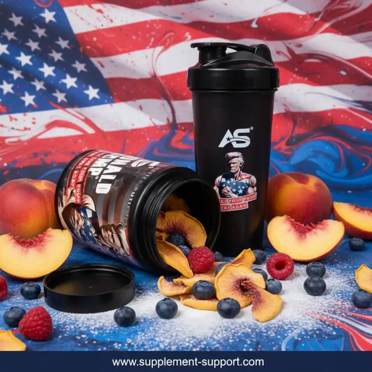 American Supps Donald Pump Booster Pack mit schwarzem Shaker, Pfirsichen und Beeren vor US-Flagge.