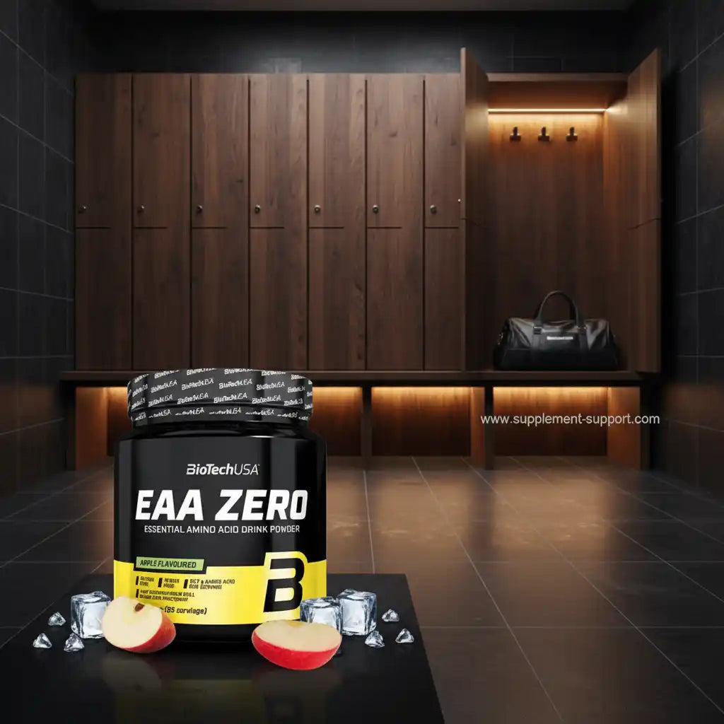 BioTechUSA EAA Zero Apfel, essentielle Aminosäuren Pulver im Umkleideraum mit Eiswürfeln und Apfel