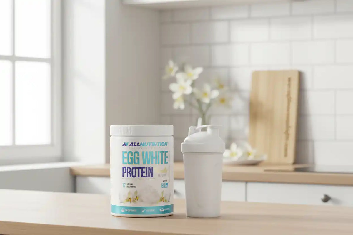 Eiweißpulver Eiweißprotein für Sportler mit Shaker auf Küchentheke