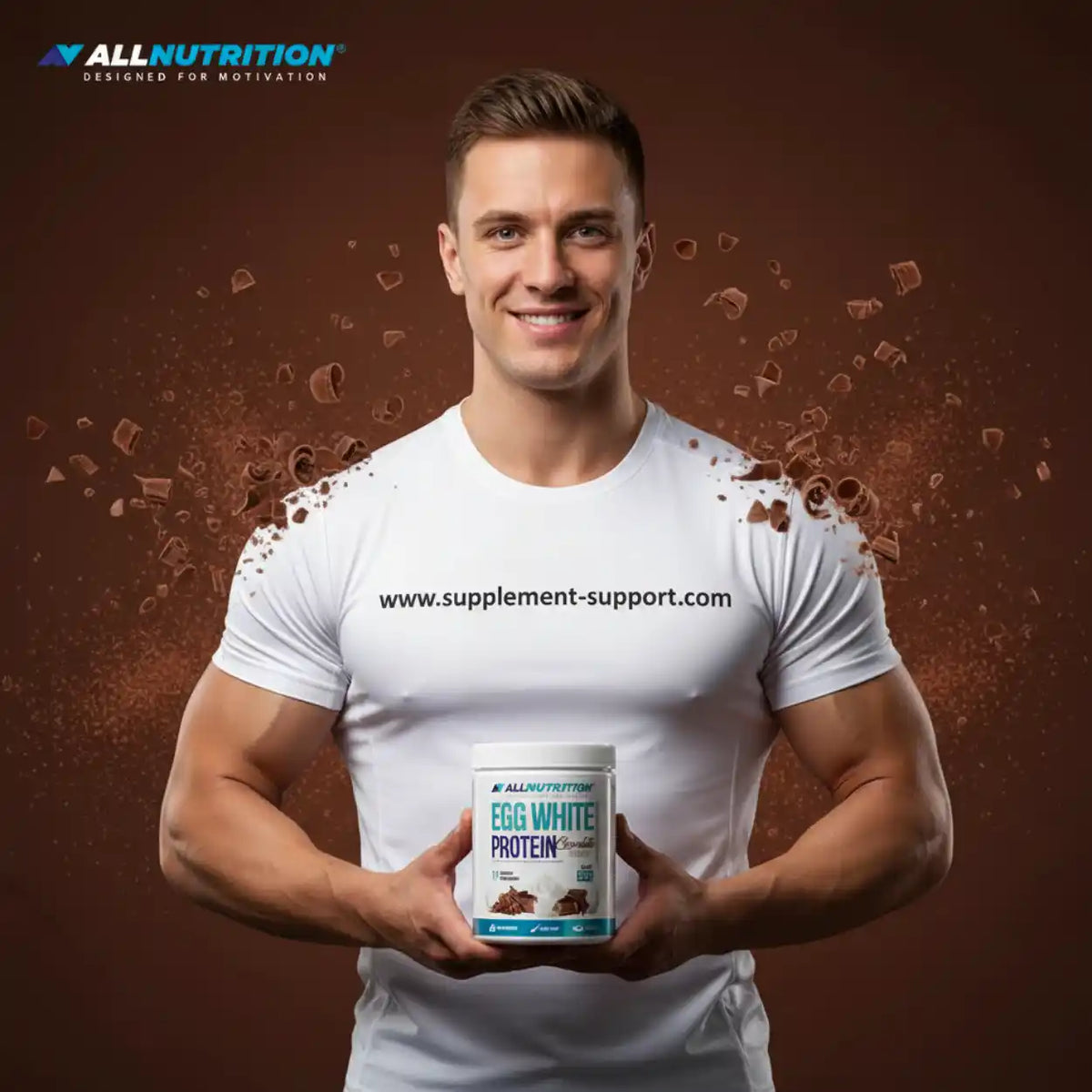 Muskulöser Mann hält eine Dose All Nutrition Egg White Protein vor braunem Hintergrund.
