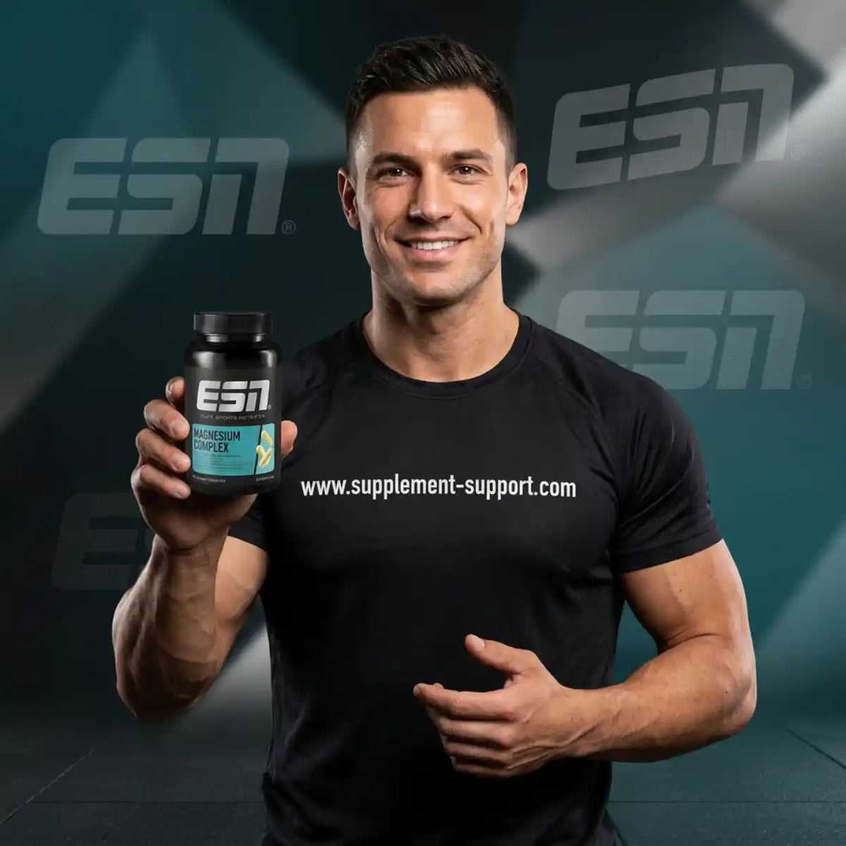 Ein muskulöser Mann hält eine Dose ESN Magnesium Complex vor einem dunklen Hintergrund.