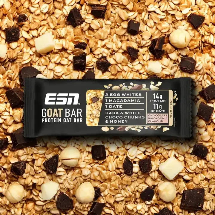 ESN Protein GOAT Oat Bar auf einem Bett aus Haferflocken, Nüssen und Schokoladenstücken.