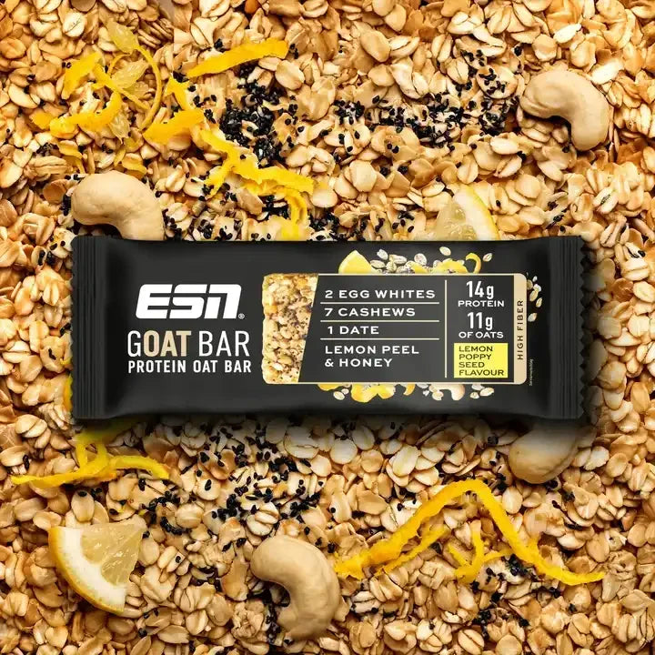 ESN Protein GOAT Oat Bar auf einem Hintergrund aus Haferflocken, Cashews und Zitronenschalen.