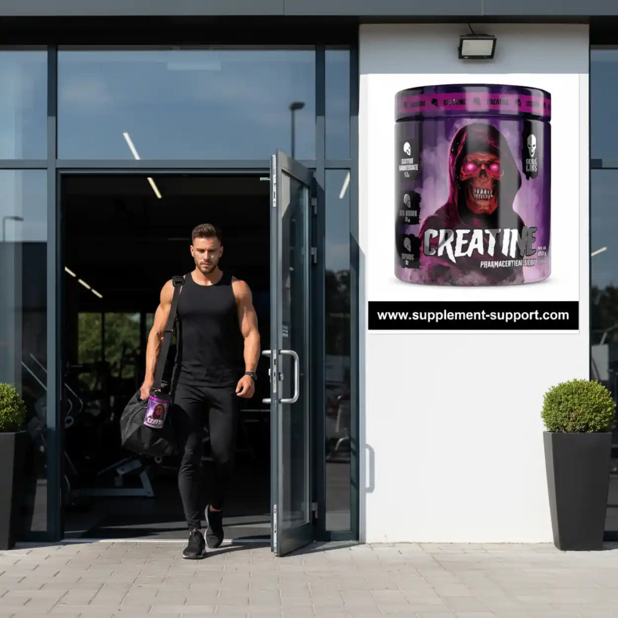 Sportler verlässt Fitnessstudio mit Tasche, großes Creatin Supplement Poster an Wand