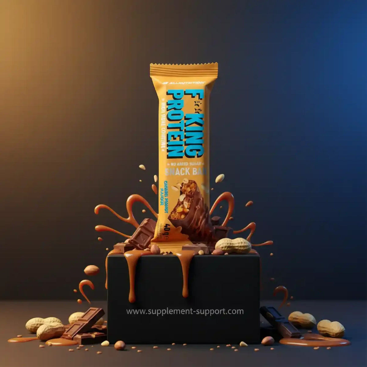All Nutrition FITKING Protein Snack Bar mit Schokolade und Erdnüssen auf schwarzem Hintergrund