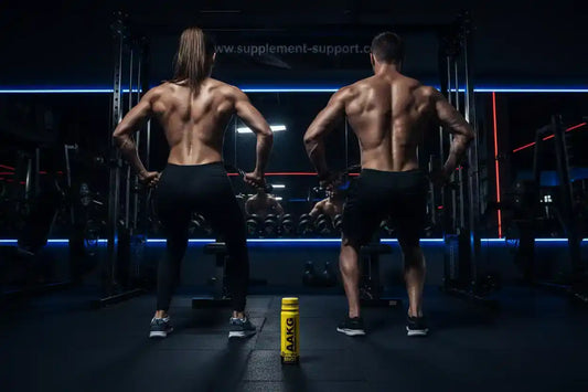 Muskulöses Paar im Fitnessstudio mit AAKG Shot für Sportler und Fitness-Enthusiasten