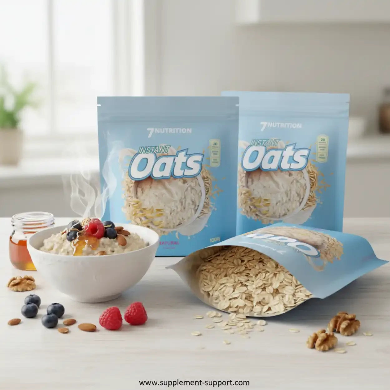 Instant Oats Haferflocken von 7Nutrition, serviert als Porridge mit Beeren und Nüssen, Supplement-Support.com
