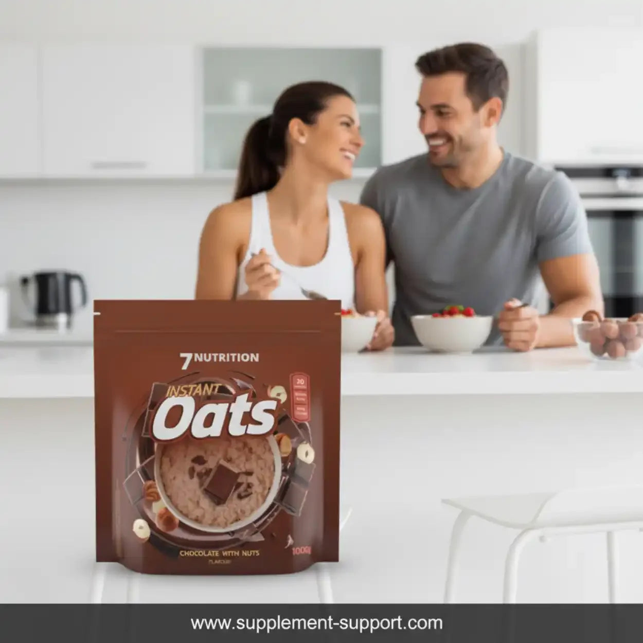 Müsli-Paar frühstückt in moderner Küche mit 7Nutrition Instant Oats Schoko-Nuss von Supplement-Support.com