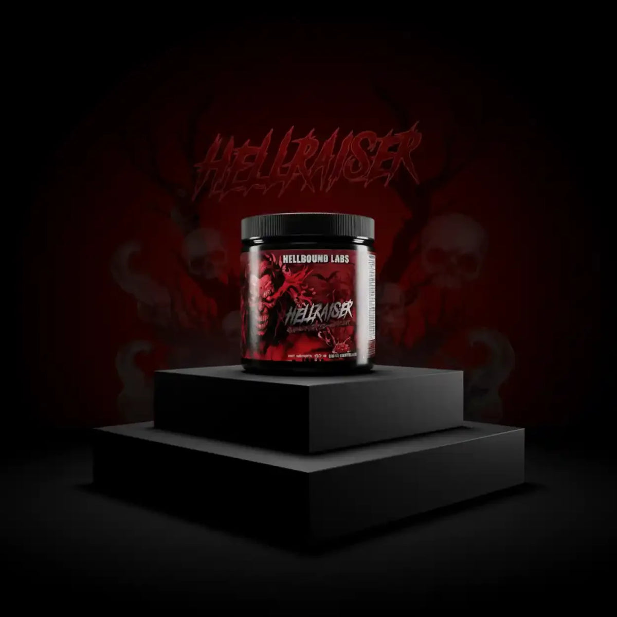 Hellraiser Pre-Workout Pulver von Hellbound Labs, rotes Etikett, auf schwarzem Podest, mit Totenkopf-Motiv im Hintergrund