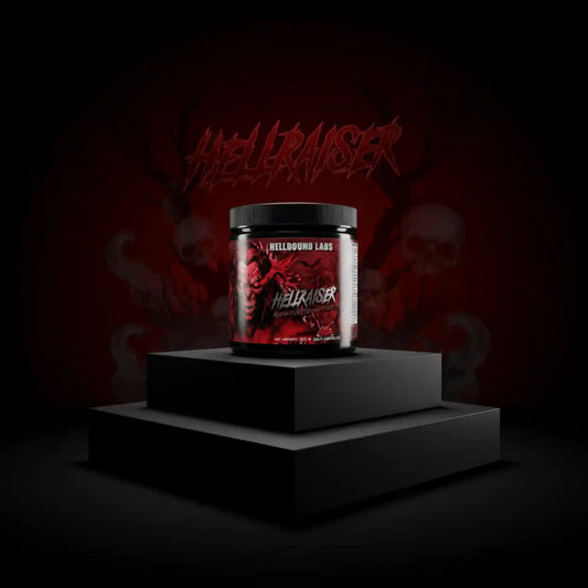 Hellraiser Pre-Workout Pulver von Hellbound Labs, rotes Etikett, auf schwarzem Podest, mit Totenkopf-Motiv im Hintergrund
