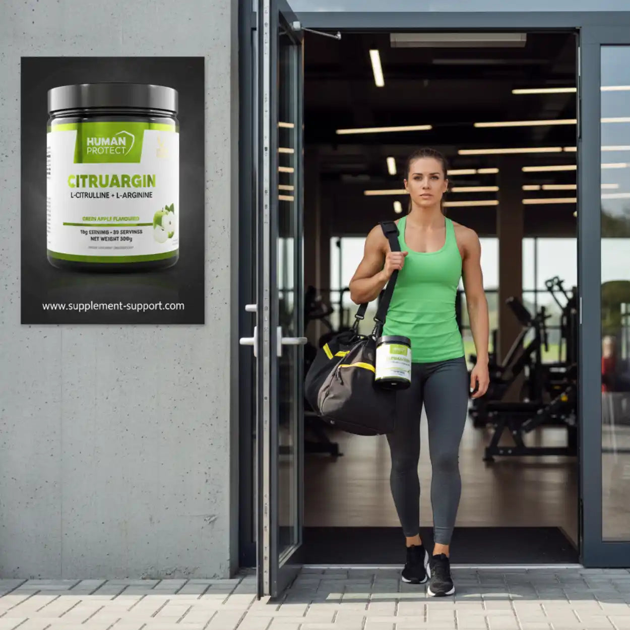 Sportliche Frau mit Sporttasche und Citrargin Nahrungsergänzung verlässt das Fitnessstudio.