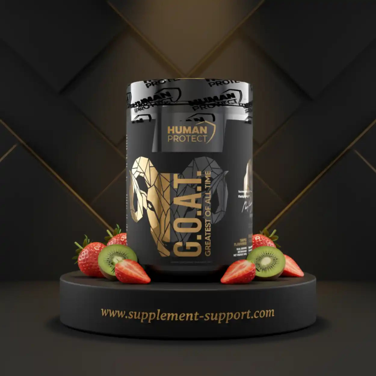 Human Protect G.O.A.T. Nahrungsergänzungsmittel mit frischen Erdbeeren und Kiwi auf Podest.