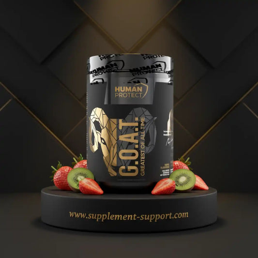 Human Protect G.O.A.T. Nahrungsergänzungsmittel mit frischen Erdbeeren und Kiwi auf Podest.