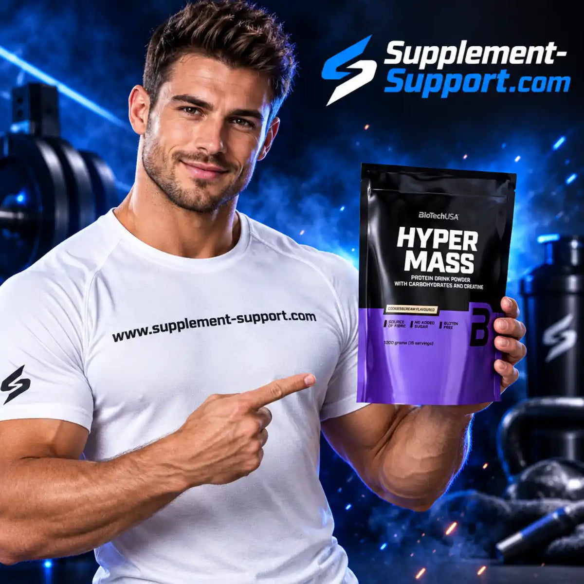 Muskulöser Mann hält eine Packung BioTech USA Hyper Mass Weight Gainer vor blauem Hintergrund.
